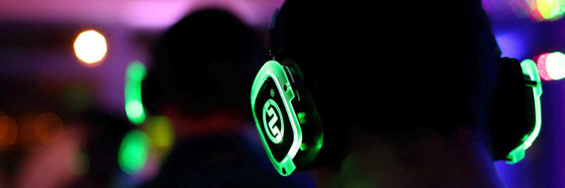 Casco inalámbrico de silent party iluminado en la oscuridad