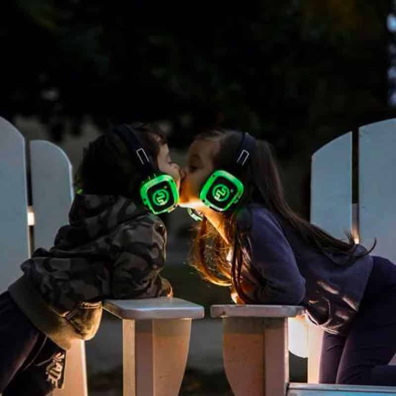 Amigos bailando con cascos de silent party iluminados