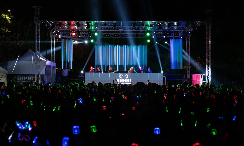 Escenario de una silent party con público en cascos
