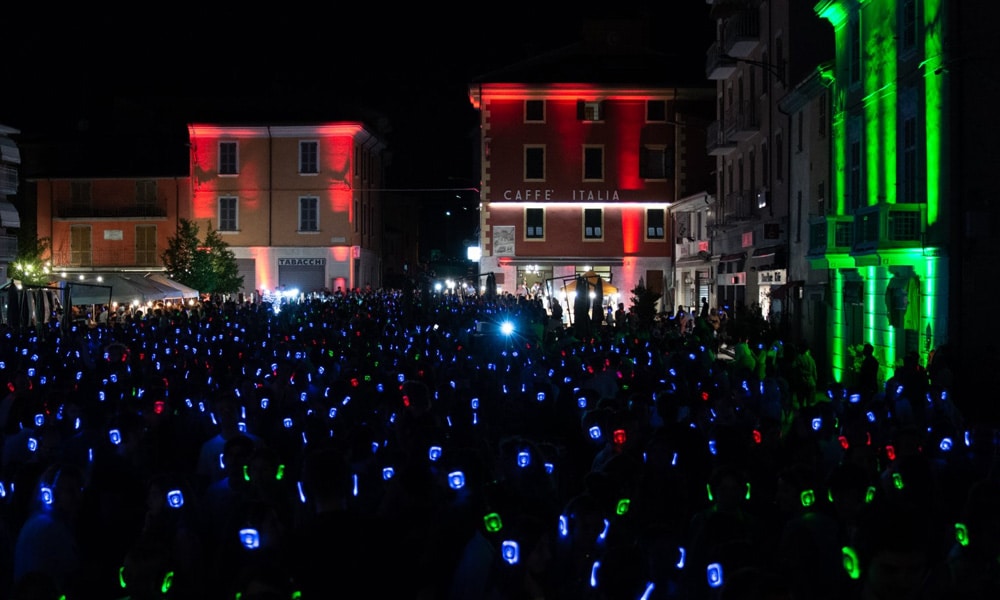 Fiesta al aire libre de noche con cascos de silent party azules